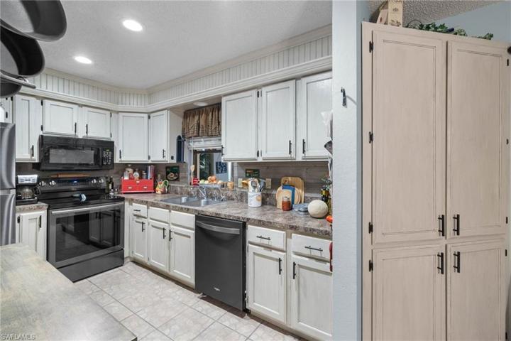 1517  Magnolia  AVE, Lehigh Acres, FL 33972