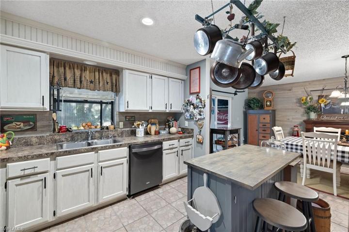 1517  Magnolia  AVE, Lehigh Acres, FL 33972