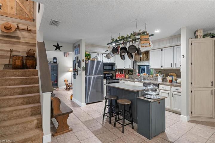 1517  Magnolia  AVE, Lehigh Acres, FL 33972