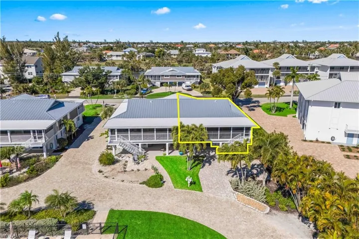 Aerial view of residential area featuring property parcel outlined