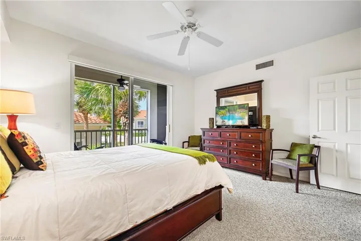 Private screened balcony featuring tropical landscaping