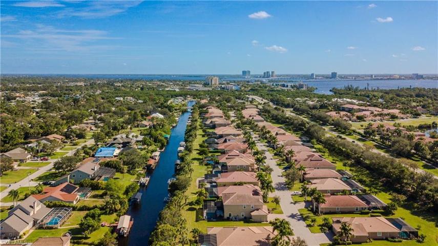 Minutes to Downtown Fort Myers by boat