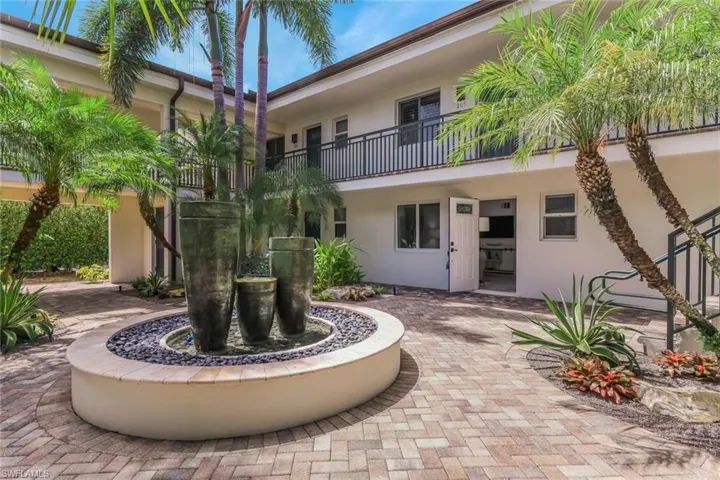960 7th St S 105, Naples, Florida 34102