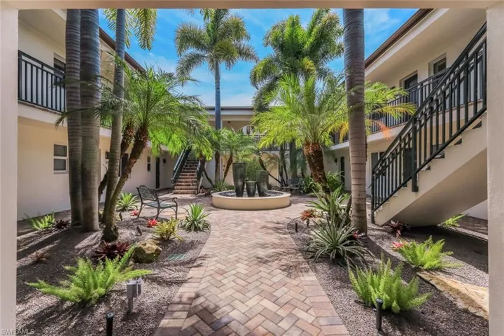 960 7th St S 105, Naples, Florida 34102