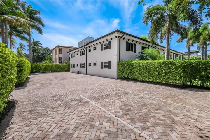 960 7th St S 105, Naples, Florida 34102