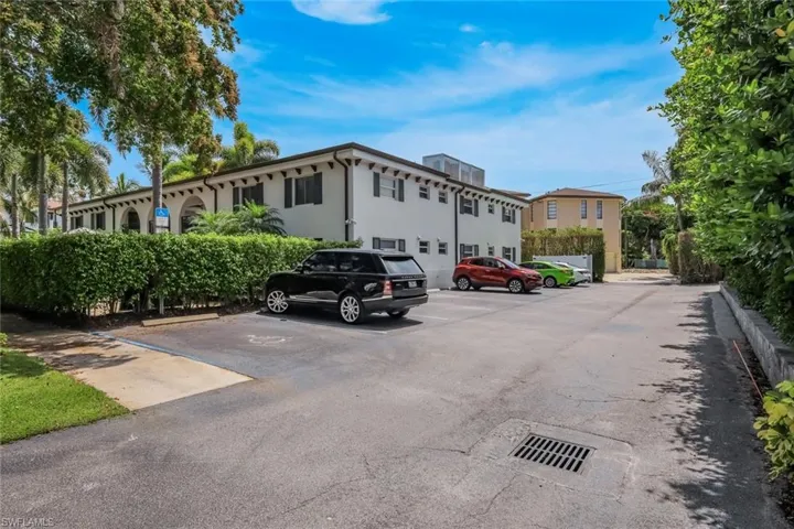 960 7th St S 105, Naples, Florida 34102