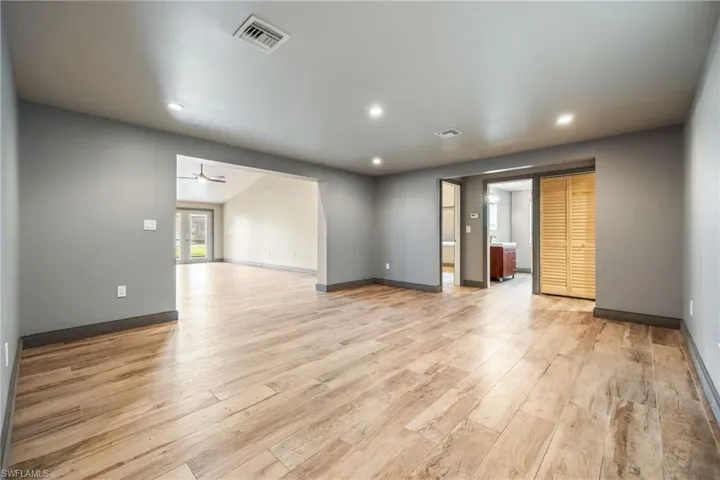 Empty room featuring light wood-type flooring, recessed lighting, and a ceiling fan