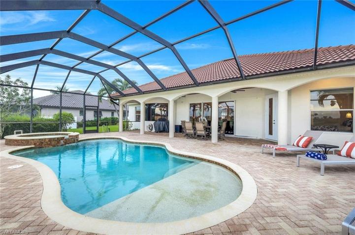 There's a sunshelf in the pool!