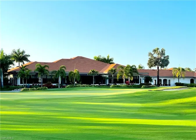 Clubhouse with indoor and outdoor dining options