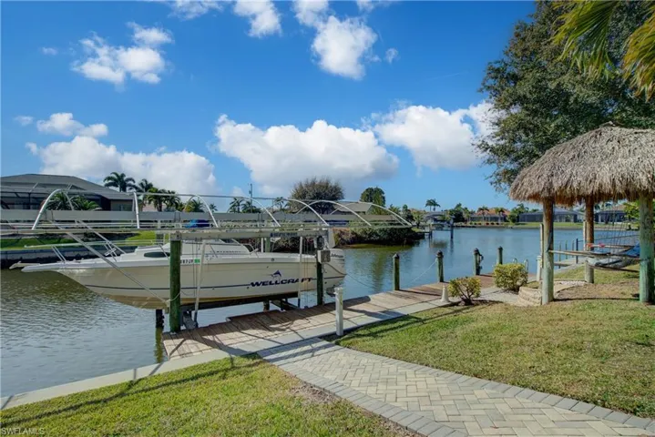 24 ft Wellcraft boat comes with the home