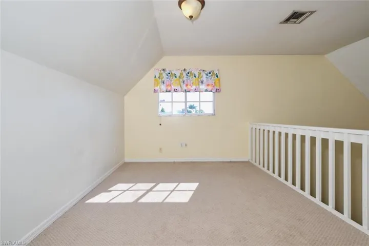 Bonus Room, Office or loft?  Your choice.  Great area to get away from it all!