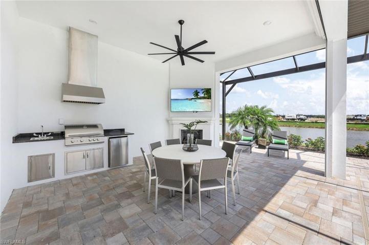 Outdoor Kitchen and dining area