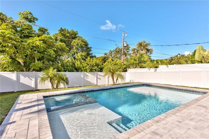 586 98th AVE N, NAPLES FL 34108