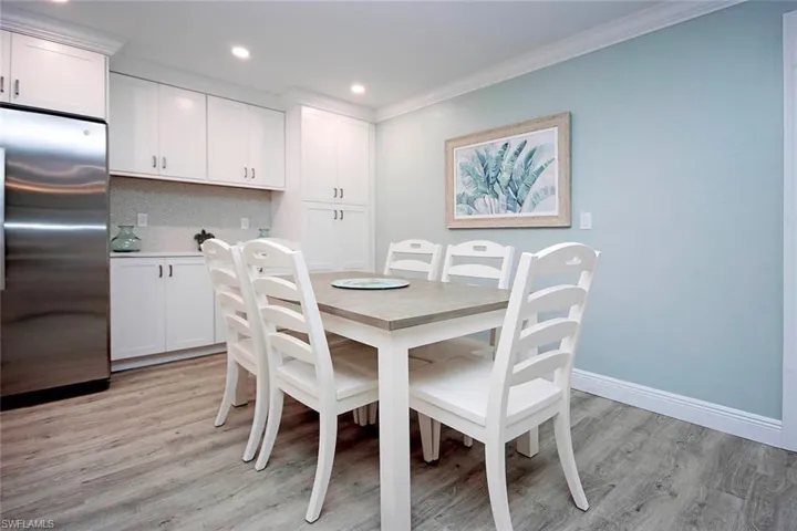 Dining area with crown molding and light wood-LVP flooring