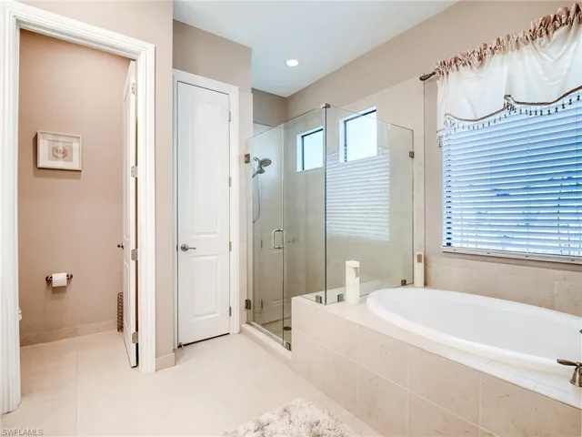 9290  Shadow Oak  LN, Naples, FL 34120