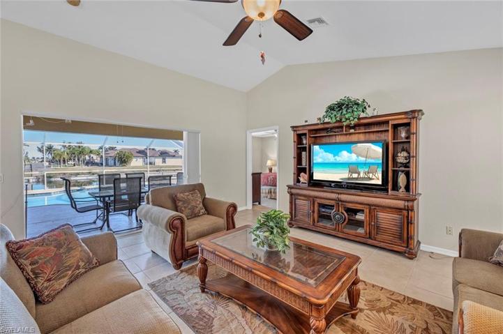 427 SE 23rd TER, CAPE CORAL FL 33990