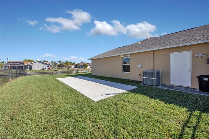 427 SE 23rd TER, CAPE CORAL FL 33990