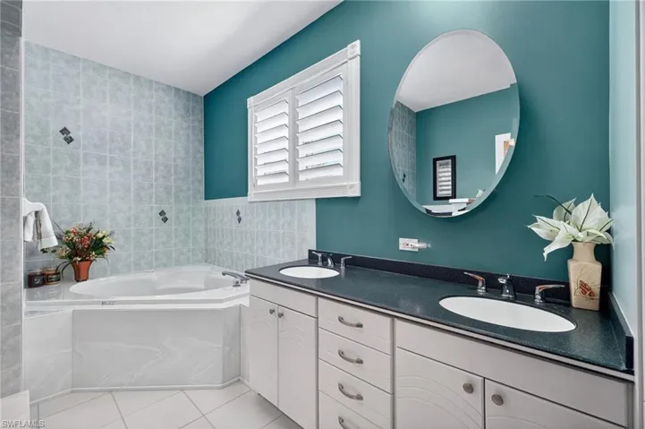 2nd level, Guest Full bath