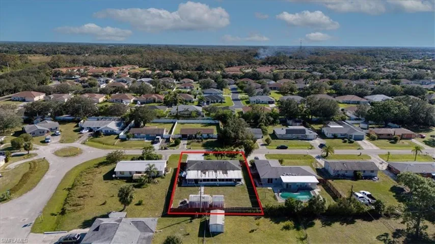 Aerial view of residential area featuring property parcel outlined