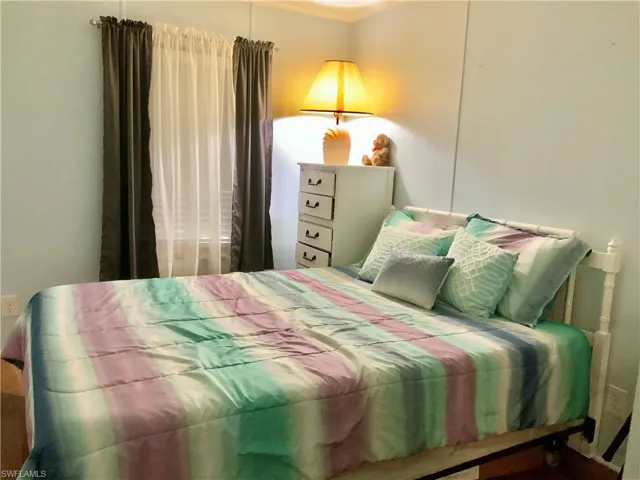 Guest room with Queen Bed & dbl closet