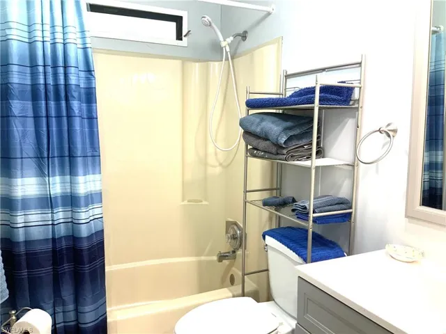 Guest Bath in Hallway