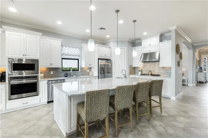 9402  Terresina  DR, Naples, FL 34119