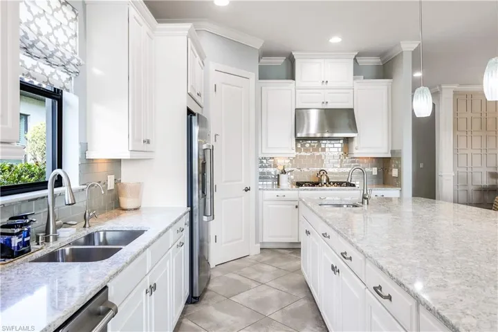 9402  Terresina  DR, Naples, FL 34119