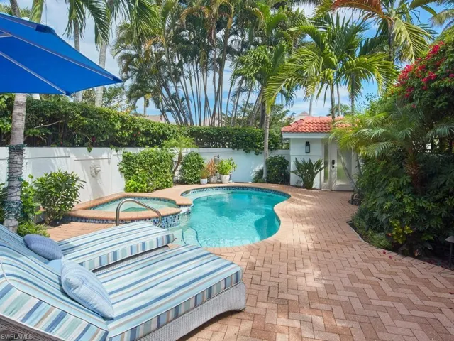 430  10th S AVE, Naples, FL 34102