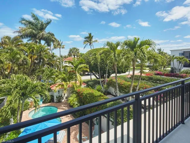 430  10th S AVE, Naples, FL 34102