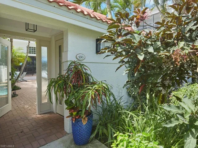 430  10th S AVE, Naples, FL 34102