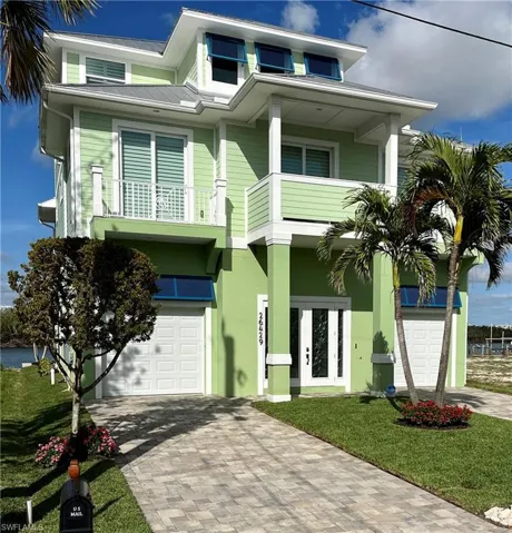Stunning Bay views and steps to the beach!