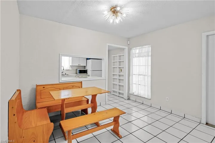 Dining area - Pass-thru to the kitchen