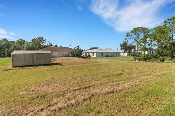 View of yard featuring an outbuilding