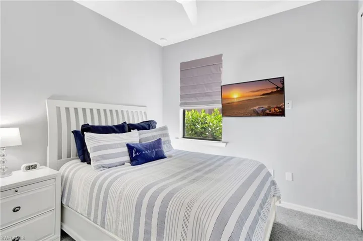 Bedroom with queen sized bed
