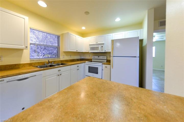 Kitchen w/ Breakfast counter