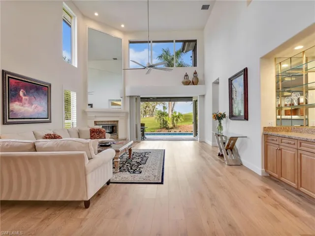 Pocket sliders to the Lanai for true indoor/outdoor living