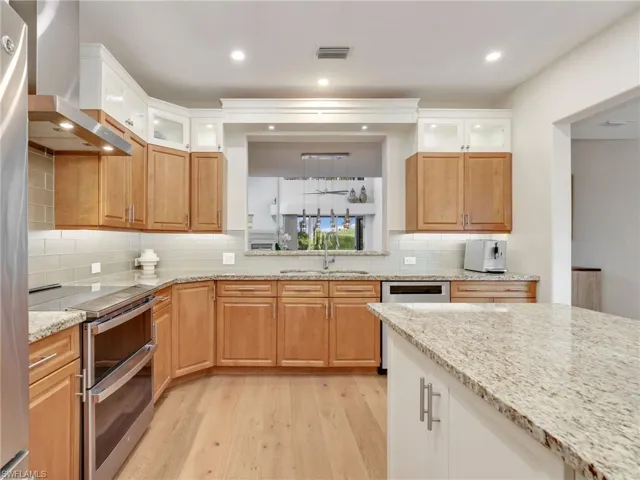 A Plenty of cabinet space in this kitchen!