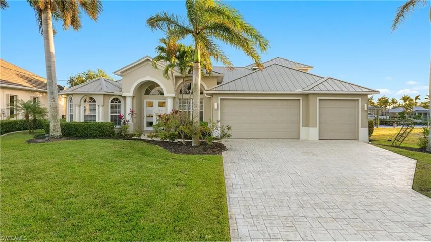 View of front facade with a garage and a front yard