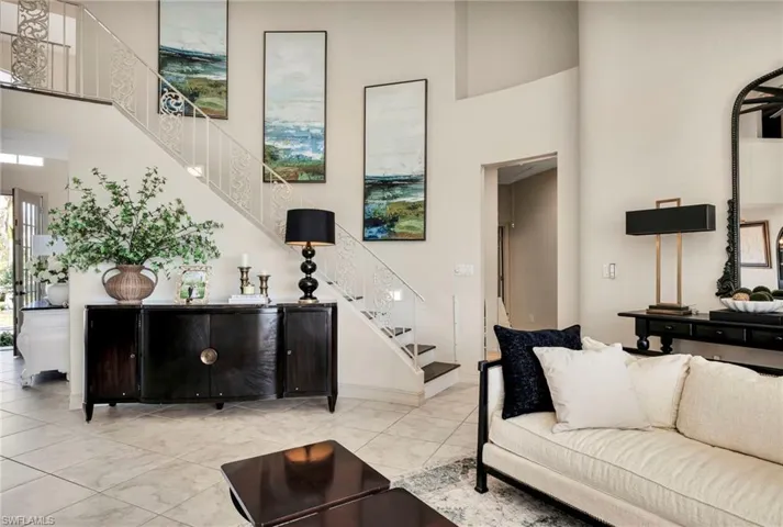 Living room with a towering ceiling
