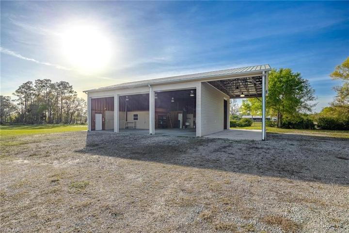 40x60 Outbuilding with office.