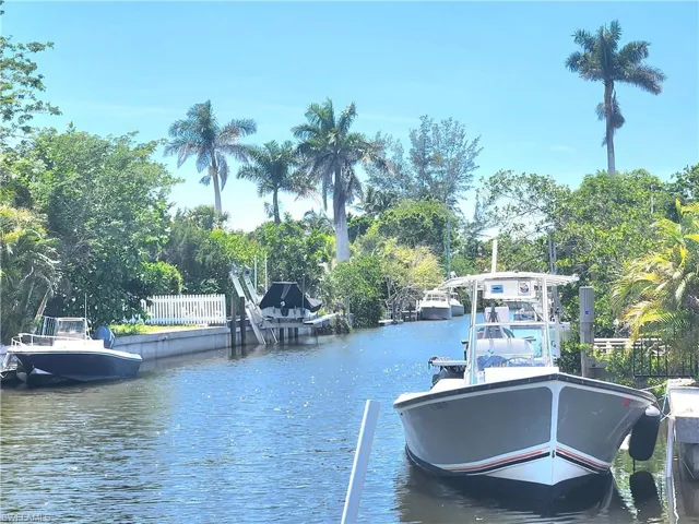 2840  Shoreview  DR, Naples, FL 34112