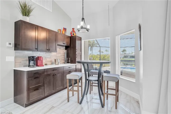 Coffee bar/Wet bar