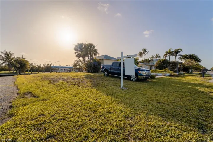 View of grassy yard