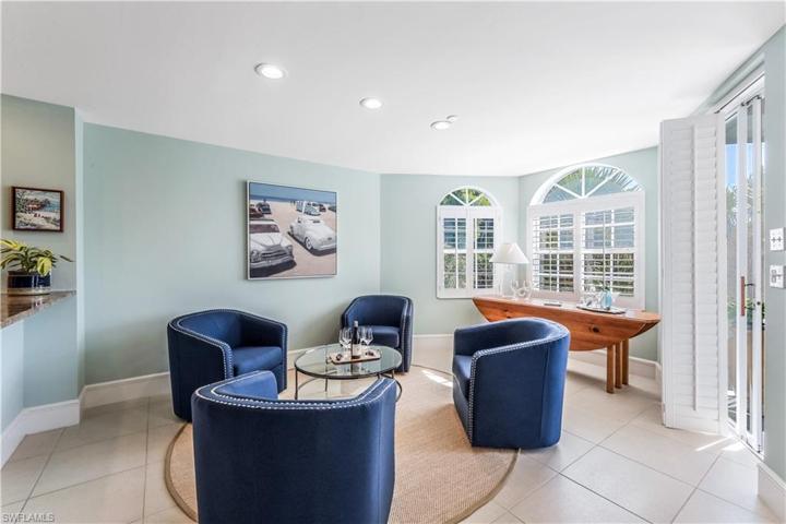 Sitting area off kitchen