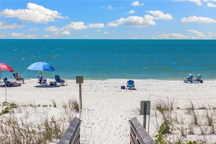 10682 Gulf Shore Dr 305, Naples, Florida 34108