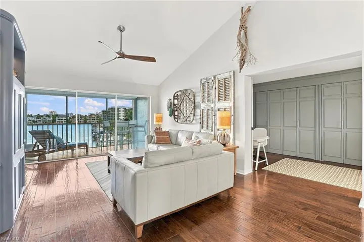 10682 Gulf Shore Dr 305, Naples, Florida 34108