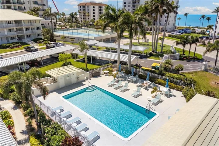 10682 Gulf Shore Dr 305, Naples, Florida 34108