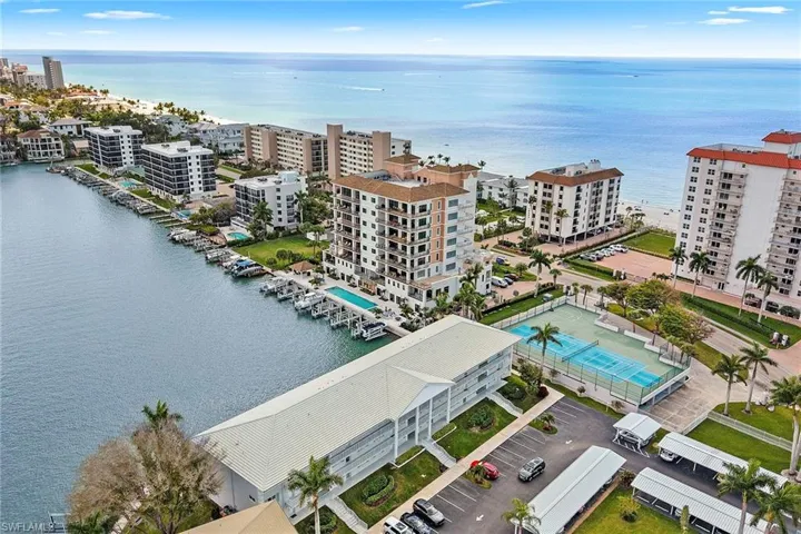 10682 Gulf Shore Dr 305, Naples, Florida 34108
