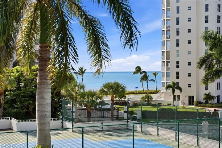 10682 Gulf Shore Dr 305, Naples, Florida 34108