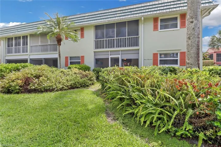 300  Valley Stream  DR, Naples, FL 34113